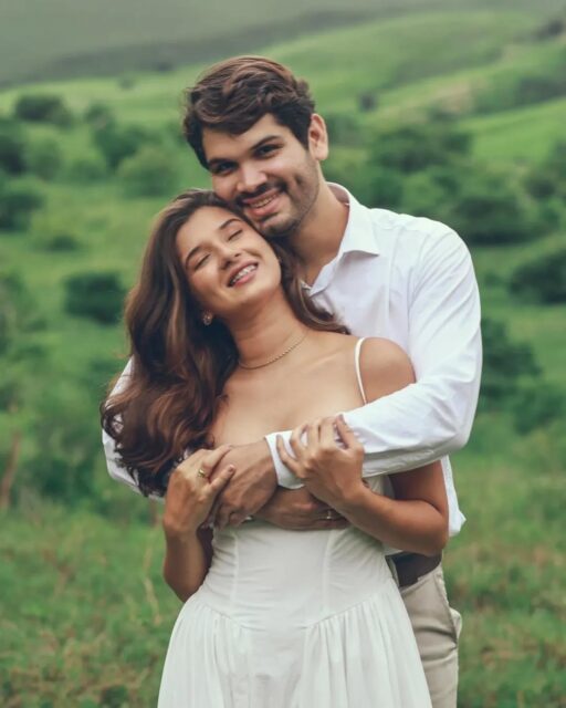 Entre o verde dos caminhos
e a calmaria do vento,
Manoel encontrou em Mariana
um lugar para chamar de lar.

E ela,
como quem descobre poesia no silêncio,
aprendeu que amor também mora
nos detalhes mais simples:
no abraço demorado,
no olhar tranquilo,
na paz de estar ao lado de alguém
que faz o mundo desacelerar.

Não são apenas fotos.
São capítulos de um “para sempre”
escrito antes mesmo do altar.

Porque existem amores que acontecem…
e existem amores que florescem.

#PreWedding #EnsaioPreWedding #Casal #LoveStory #weddingphotography